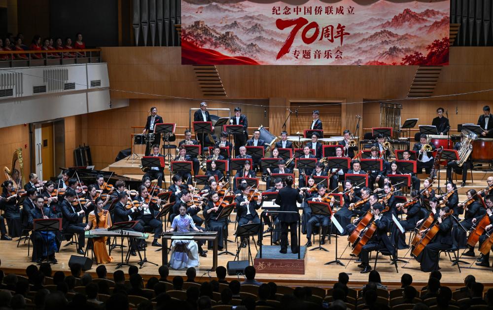 10月12日，中国交响乐团在音乐会现场演绎舞剧《只此青绿》音乐选段。