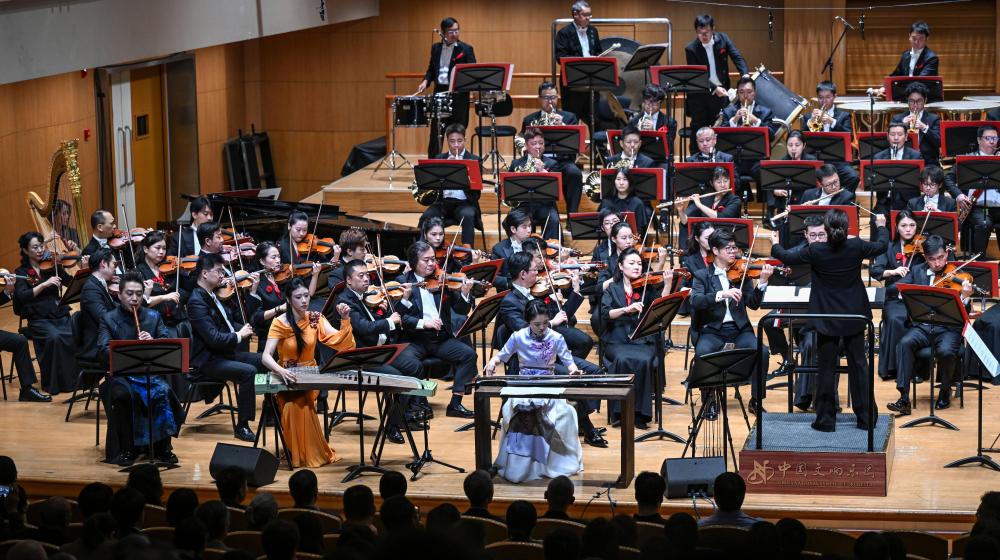 10月12日，中国交响乐团在音乐会现场演绎舞剧《只此青绿》音乐选段。