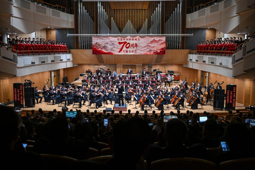 10月12日，中国交响乐团和中国交响乐团合唱团在音乐会现场演绎《黄河大合唱》选段《保卫黄河》。