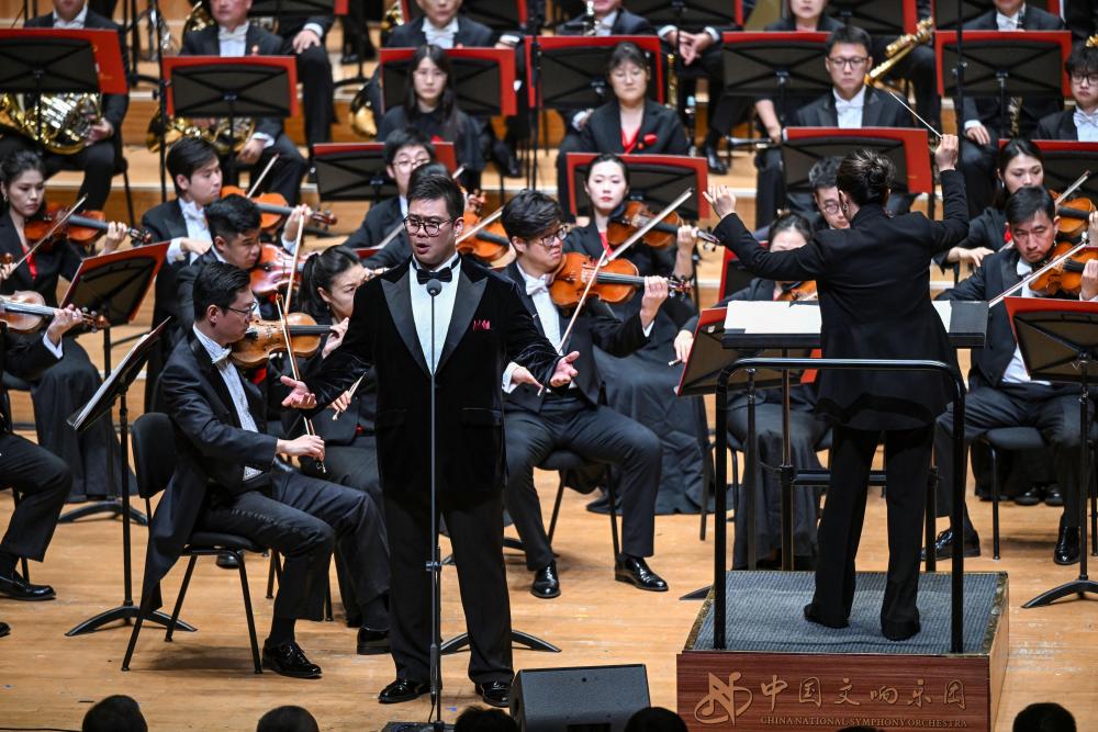 10月12日，男中音歌唱演员杜筱龙在音乐会现场演唱《黄河大合唱》选段《黄河颂》。