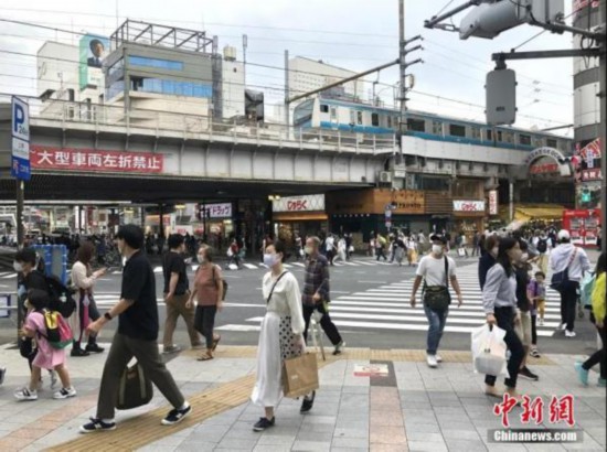 圖為東京街頭戴口罩出行的民眾。<a target='_blank'  data-cke-saved-href='http://www.chinanews.com/' href='http://www.chinanews.com/'><p  align=