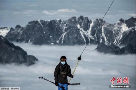 　10月19日消息，法國阿爾卑斯山脈，當地著名滑雪度假勝地於當地時間17日開業，人們佩戴口罩享受滑雪的樂趣。