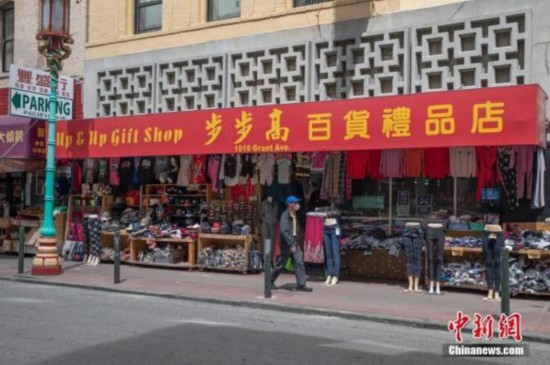 當地時間5月18日，一名戴口罩男子路過美國舊金山華埠一家店鋪。<a target='_blank'  data-cke-saved-href='http://www.chinanews.com/' href='http://www.chinanews.com/'><p  align=