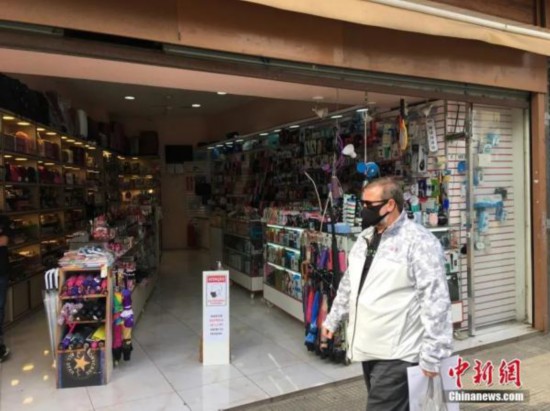 資料圖：巴西聖保羅一位男子從一家商店門前走過。<a target='_blank'  data-cke-saved-href='http://www.chinanews.com/' href='http://www.chinanews.com/'><p  align=