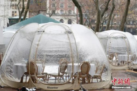 資料圖：當地時間12月9日，美國紐約迎來今冬首場降雪，布萊恩公園的戶外用餐“泡泡屋”覆蓋白雪。<a target='_blank'  data-cke-saved-href='http://www.chinanews.com/' href='http://www.chinanews.com/'><p  align=
