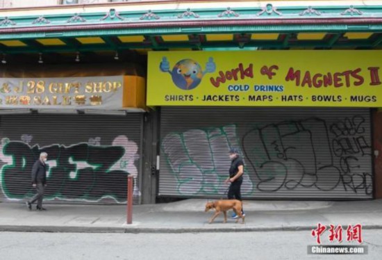 資料圖：當地時間5月18日，美國舊金山華埠街頭銷售旅游商品的店鋪大門緊閉。<a target='_blank'  data-cke-saved-href='http://www.chinanews.com/' href='http://www.chinanews.com/'><p  align=