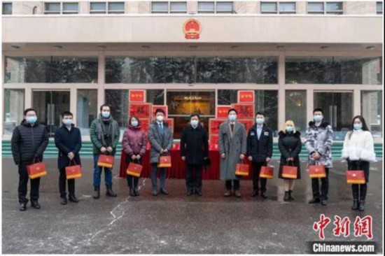 資料圖：1月22日，中國駐俄羅斯大使館向中國留學生發放防疫“春節包”。中國駐俄羅斯使館供圖