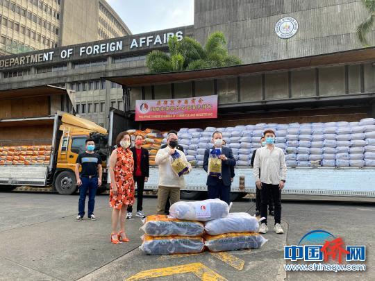 中國僑網2月27日上午，菲律賓中國商會常務委員洪金順個人獨資，以菲律賓中國商會的名義，向菲律賓外交部捐贈8000包5公斤裝的大米，總價值逾三百萬比索。移交儀式在菲外交部大樓前舉行，菲律賓外交部長洛欽（左二）親自接收，菲律賓中國商會洪及祥會長（右二）等參加移交活動。　菲律賓中國商會供圖　攝