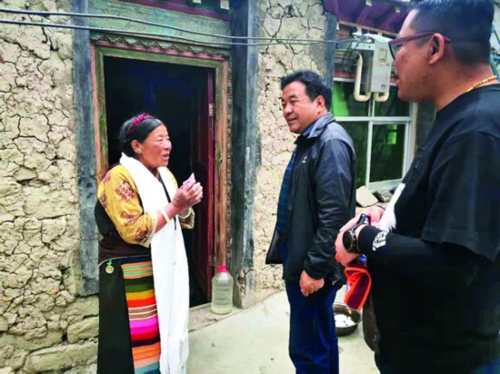 西藏僑聯副主席拉巴日達（右二）.jpg