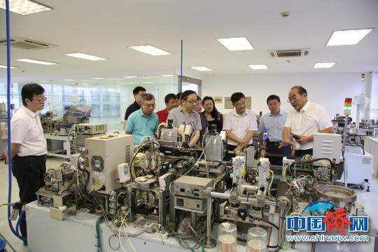 上海市僑聯委員們參觀了上海生物電子標識股份有限公司全自動精密生產車間。　上海市僑聯 攝