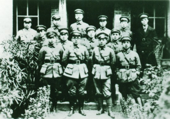 1927年朱克靖與北伐軍部分政工人員在南昌的合影。前排左二為郭沫若，左三為朱克靖，左四為李富春﹔后排左二為李一氓，左三為林伯渠。（插於第三部分末尾）.jpg