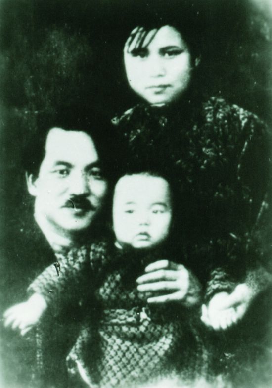 鄧中夏在莫斯科與妻子、孩子的合影（第三部分第4自然段）.jpg