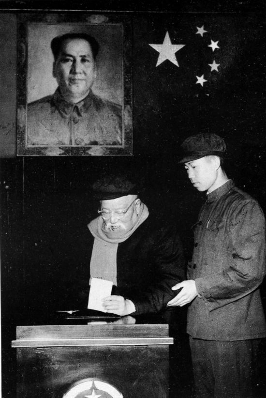 5∼1965年謝老在中南海選區選舉投票（右為警衛員林永法）.jpg