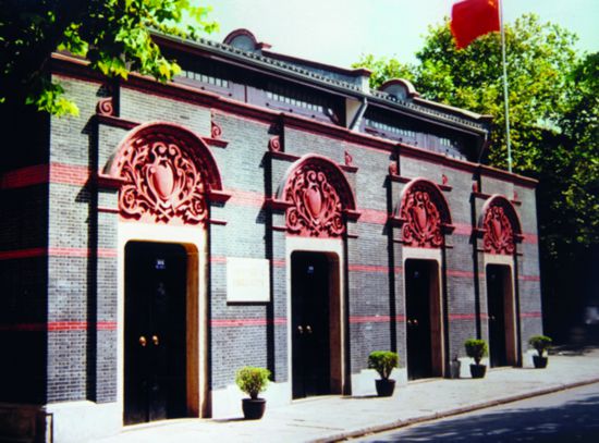1921年7月23日，中國共產黨第一次全國代表大會在上海法租界望志路106號(今興業路76號)秘密舉行。國內各地的共產黨早期組織和旅日的共產黨早期組織共派出13名代表出席黨的第一次全國代表大會，他們代表全國50多名黨員。共產國際代表馬林和尼柯爾斯基列席了會議。圖為上海中共一大會址。.jpg