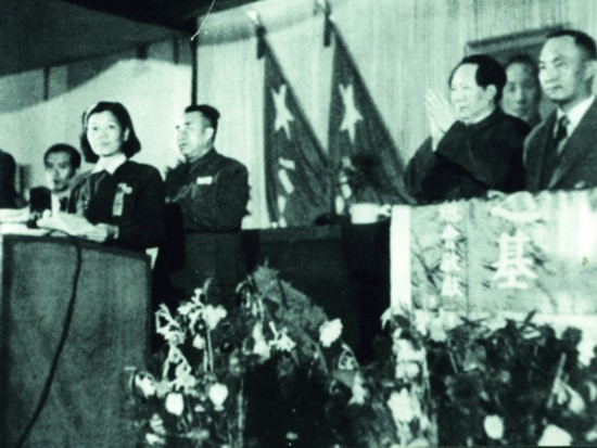 1949年9月27日馬來亞歸僑黃薇於全國政協一屆會議上向毛澤東、朱德獻錦旗.jpg