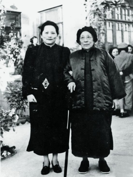 1951年的宋慶齡（左）和何香凝（右）.jpg