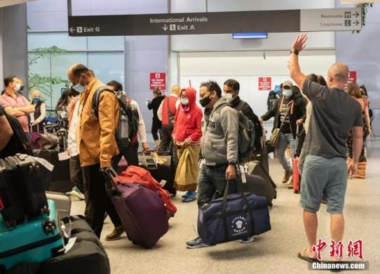 當地時間11月8日，旅客抵達美國加州舊金山國際機場的國際航班到達區域。美國8日起放寬入境限制，允許完成新冠疫苗全程接種的外國旅客乘坐國際航班或通過水陸口岸入境。中新社記者 劉關關 攝