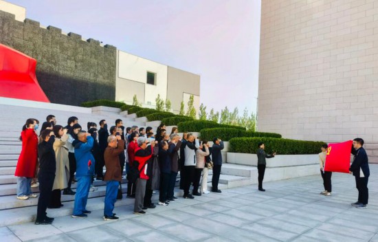 4月26日，中國僑聯組織離退休老黨員和青年黨員開展聯建活動，共同參觀中國共產黨歷史展 覽館。