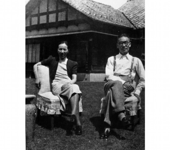 冰心吴文藻在日本住宅前合影（1947）.jpg