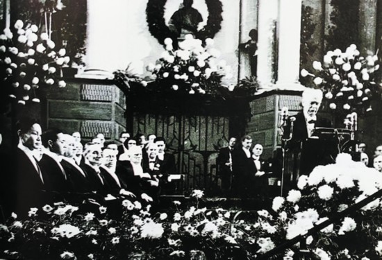 1957年12月10日，杨振宁在诺贝尔发奖典礼上.jpg