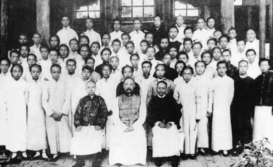 1910年第二批“庚款生”于北京合影，第一排左五为竺可桢，第三排左一为胡适.jpg