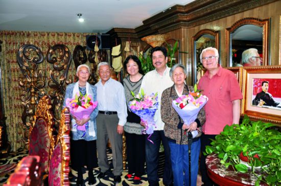 从左至右：画家张平良、杨先让夫妇，孙燕华，鲁迅之孙周令飞，瞿独伊，画家李燕.jpg