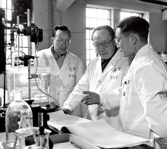 20世纪70年代，钱伟长同志（中）在进行科学实验工作.jpg
