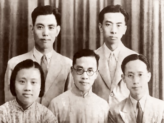和亲友留影。前排左起钱舒秀（大妹）、钱穆（四叔）、钱伟长.jpg