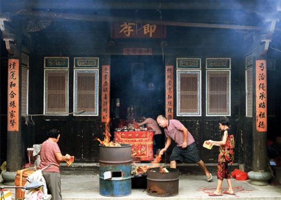 八月十五，后辈缅怀祖先。.jpg