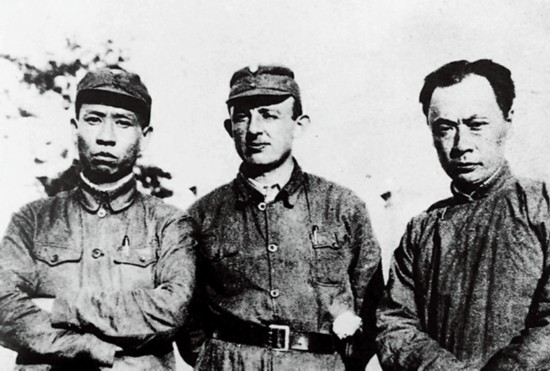 刘少奇（左）罗生特（中）陈毅（右）在新四军合影.jpg