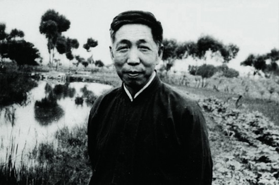 阎宗临1965年摄于太原南郊.jpg
