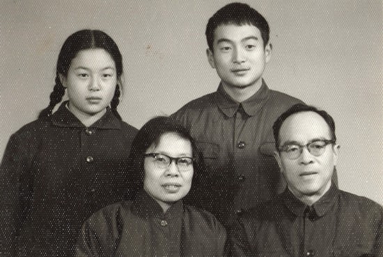 放最后（1982年，全家合唱影（后排右一））.jpg
