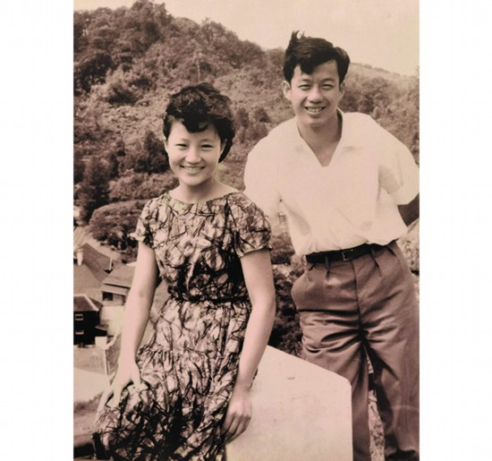 1963年11月，孙孝贞与张宏根在印尼总统府后花园合影，回国后结束八年恋爱结婚.jpg