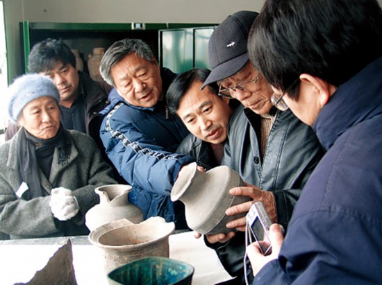 殷玮璋曹淑琴夫妇在山东菏泽参观出土文物;.jpg