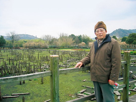 殷玮璋先生参观河姆渡遗址.jpg
