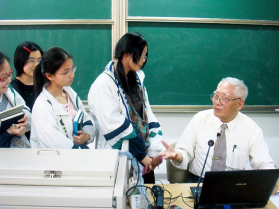 殷玮璋先生与苏州中学学生座谈.jpg