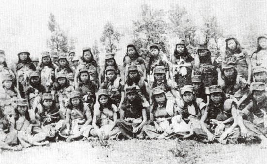 琼崖纵队女战士合影.jpg