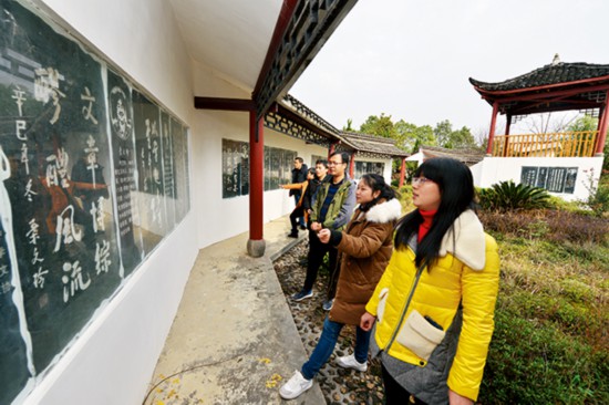 当地青少年在参观爱心碑廊。碑石上雕刻着300多位名家对山区人们的款款深情。.jpg