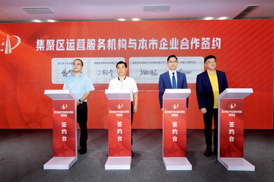 2023年4月姚伟志（右二）参加晋江市知识产权运营服务集聚区签约仪式。受访者供图.jpg