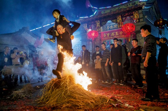 年兜夜跳火群   徐维耕   摄.jpg