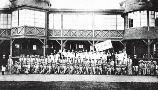 （放第四位置）5.横滨大同学校兵式体操团成员合影（1902年）.jpg