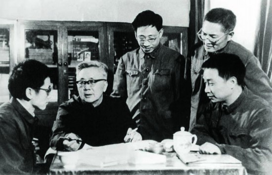 华罗庚与助手讨论数学.jpg