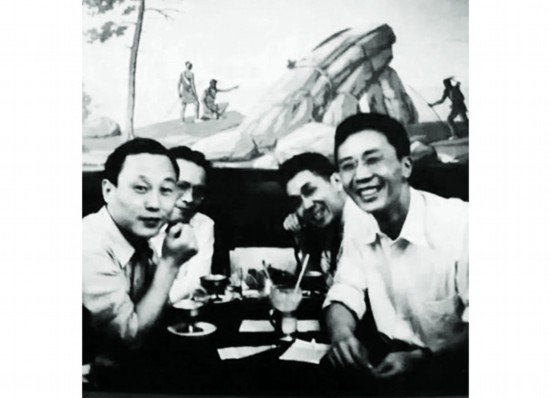 1950年，数学家华罗庚从美国归国。图为华罗庚（右1）回国前与物理学家张文裕（左1）等合影.jpg