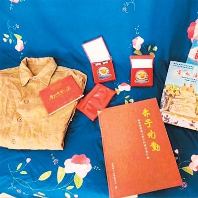 符桂英所收藏的南侨机工老物件,中间为红色小皮包。 受访者供图