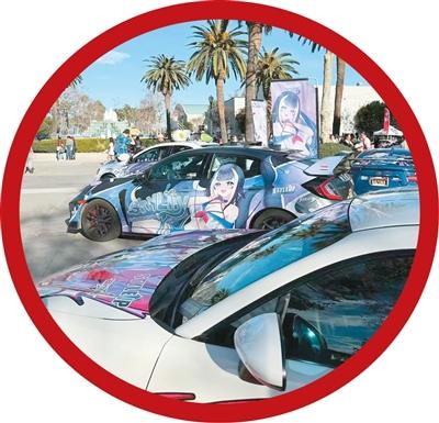 图为华人工商大展场馆外绘满卡通图案的车。