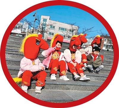 孩子们在韩国蔚山中区太和江国家庭院合影。