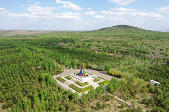 這是2023年5月18日拍攝的山西省朔州市右玉縣南山森林公園一角（無人機照片）。新華社記者 詹彥 攝