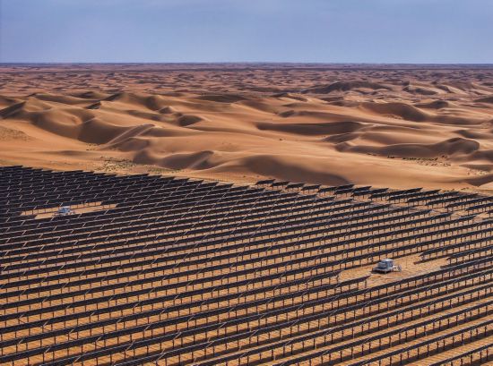 這是2025年6月5日拍攝的位於內蒙古巴彥淖爾市磴口縣的烏蘭布和東北部新能源基地100萬千瓦光伏先導工程項目（無人機照片）。該項目地處烏蘭布和沙漠。新華社記者 連振 攝