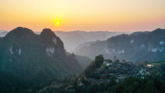 這是2025年1月1日在湖南省花垣縣十八洞村拍攝的日出景象（無人機照片）。新華社發（龍恩澤 攝）