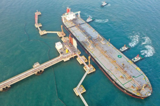 2025年12月18日上午，一艘裝載著石化原輔料的船舶抵達洋浦港。這是海南自由貿易港正式啟動全島封關后洋浦港口岸第一批通關的“零關稅”石化原輔料。新華社記者 郭程 攝